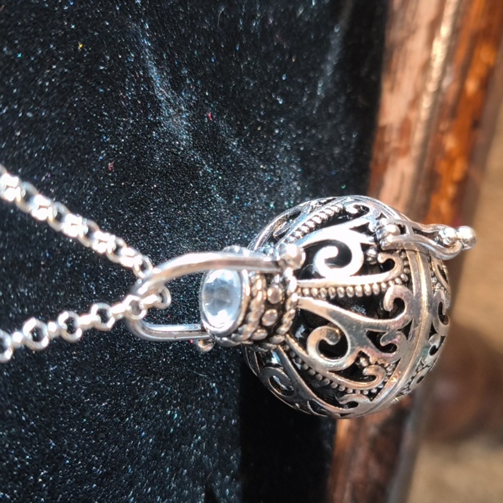 Victorian Apocothy Necklace , Small Rose Inside Holds Scents - Picture 2 of 8